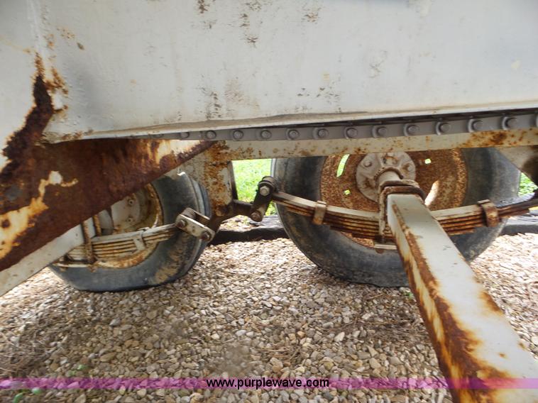 image for item CC9977 2005 Willmar 500 spreader