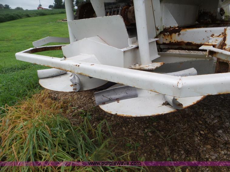 image for item CC9977 2005 Willmar 500 spreader