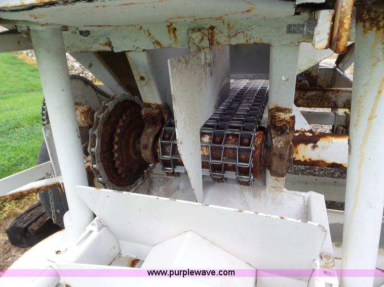 image for item CC9977 2005 Willmar 500 spreader