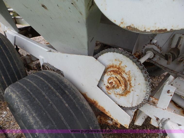 image for item CC9977 2005 Willmar 500 spreader