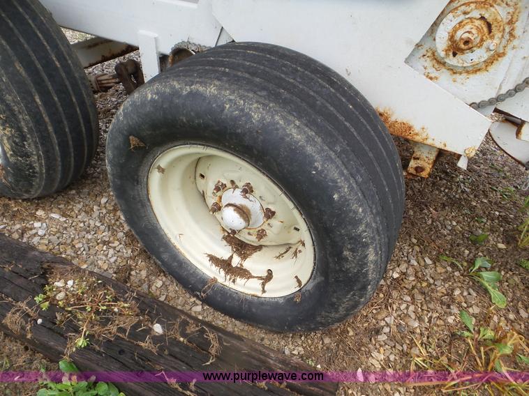 image for item CC9977 2005 Willmar 500 spreader