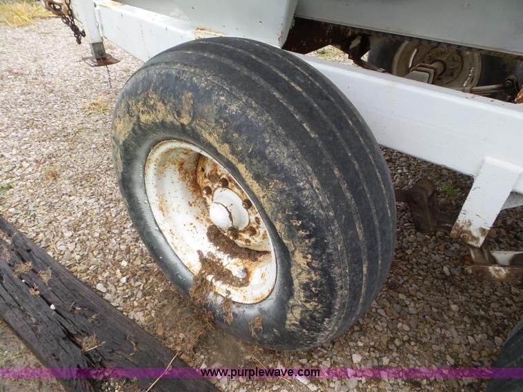 image for item CC9977 2005 Willmar 500 spreader