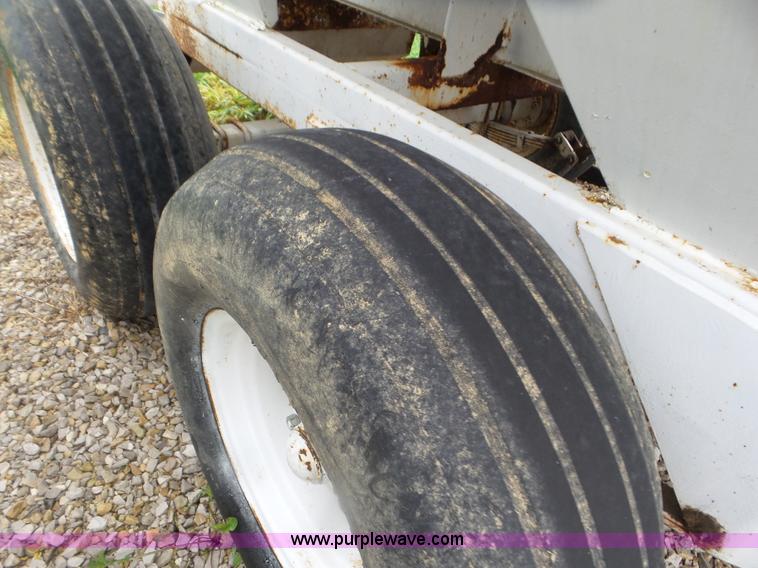 image for item CC9977 2005 Willmar 500 spreader