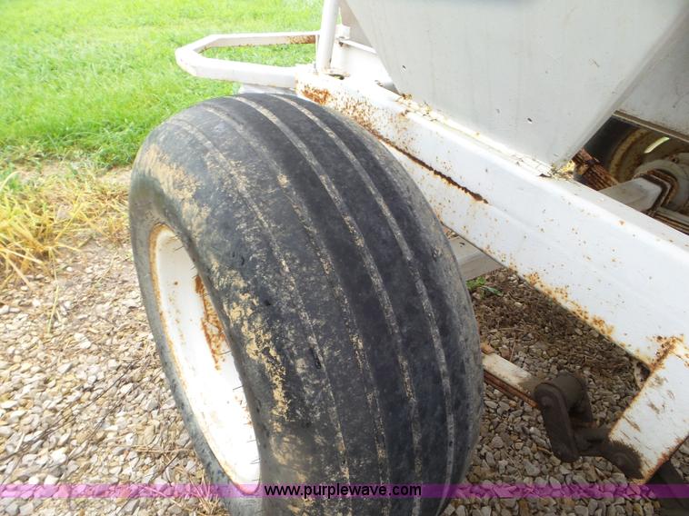 image for item CC9977 2005 Willmar 500 spreader