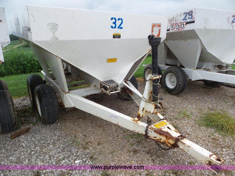 image for item CC9978 2005 Willmar 500 spreader