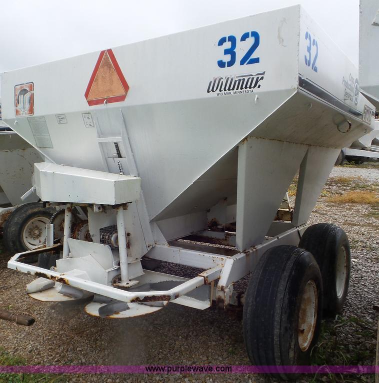 image for item CC9978 2005 Willmar 500 spreader
