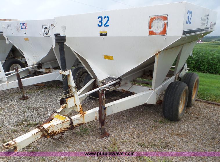 image for item CC9978 2005 Willmar 500 spreader