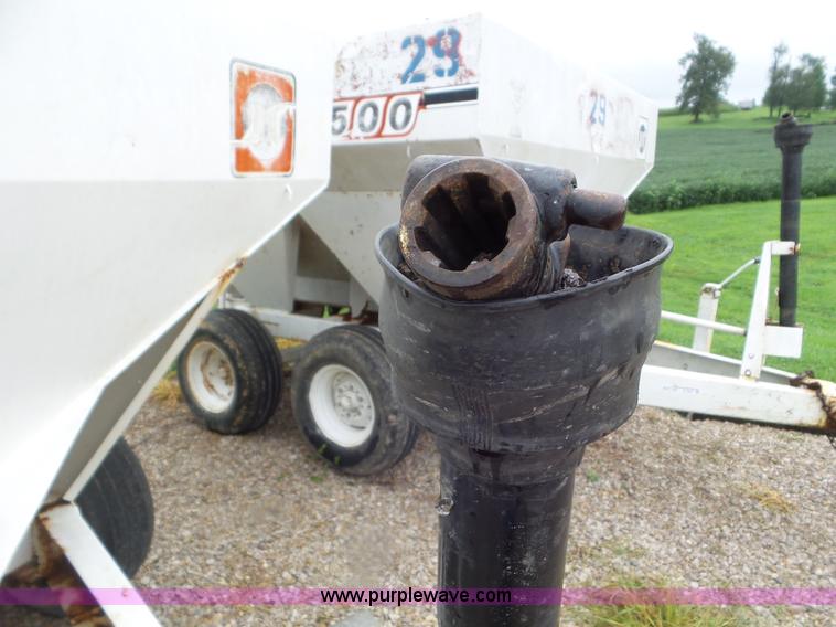 image for item CC9978 2005 Willmar 500 spreader