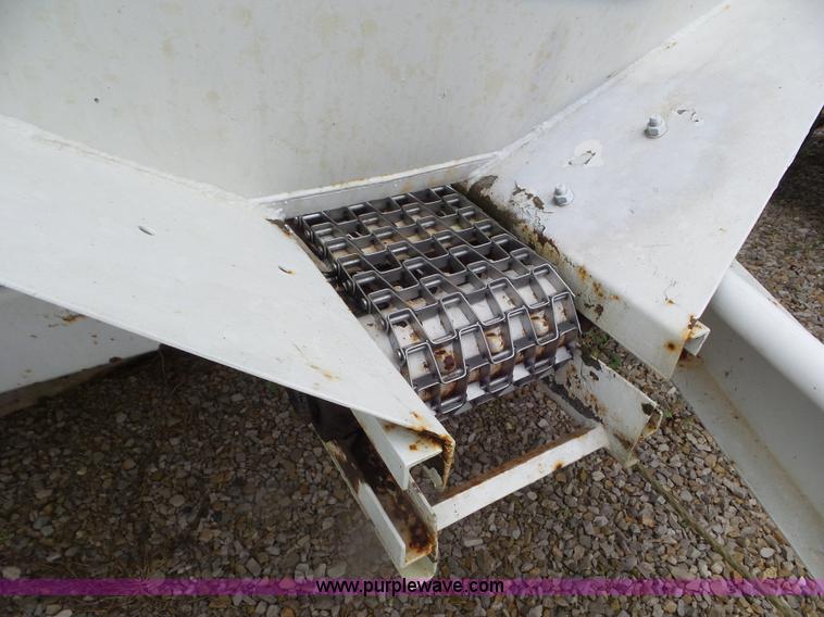 image for item CC9978 2005 Willmar 500 spreader