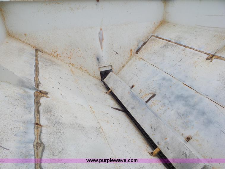 image for item CC9978 2005 Willmar 500 spreader