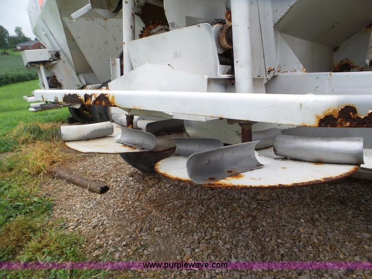 image for item CC9978 2005 Willmar 500 spreader