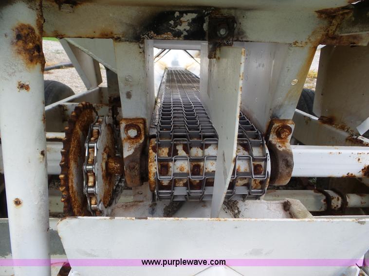 image for item CC9978 2005 Willmar 500 spreader