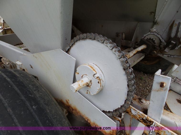 image for item CC9978 2005 Willmar 500 spreader