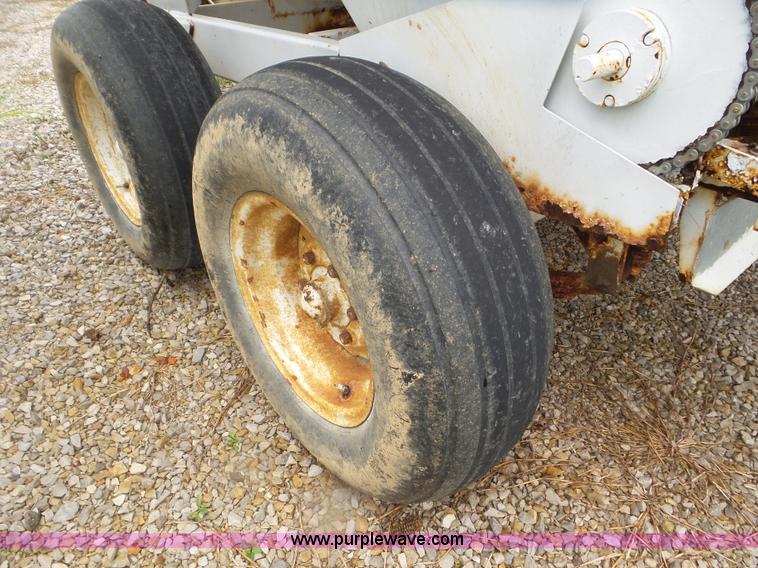 image for item CC9978 2005 Willmar 500 spreader
