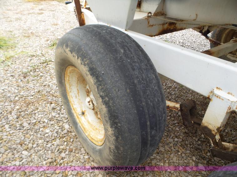 image for item CC9978 2005 Willmar 500 spreader