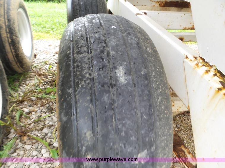 image for item CC9978 2005 Willmar 500 spreader