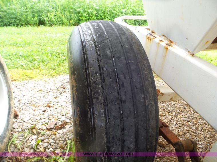 image for item CC9978 2005 Willmar 500 spreader