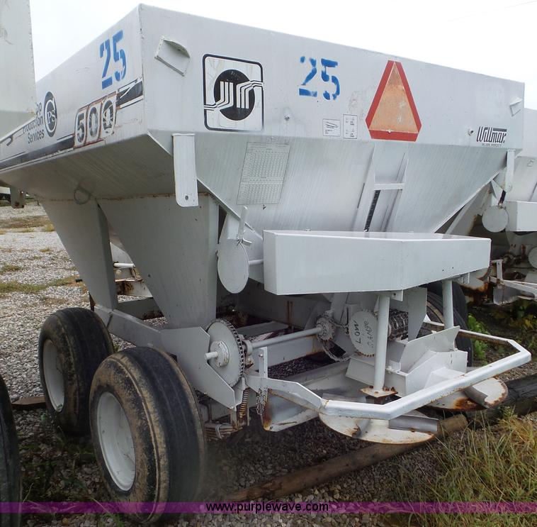 image for item CC9979 2005 Willmar 500 spreader