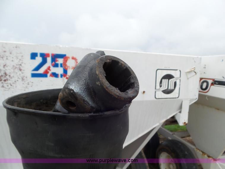 image for item CC9979 2005 Willmar 500 spreader