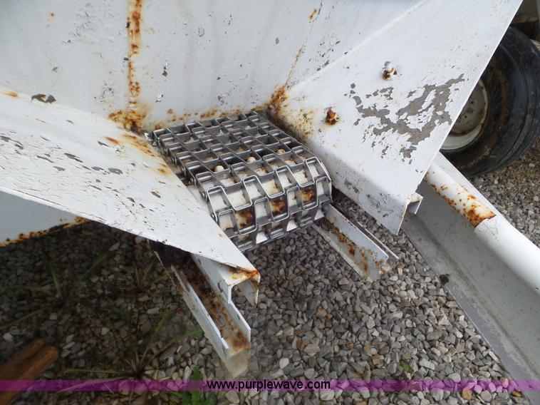 image for item CC9979 2005 Willmar 500 spreader