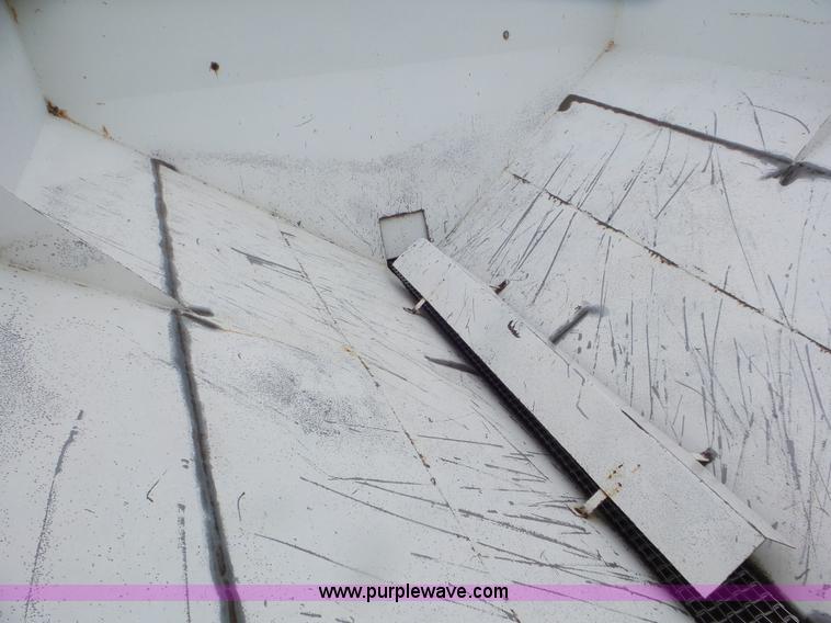 image for item CC9979 2005 Willmar 500 spreader