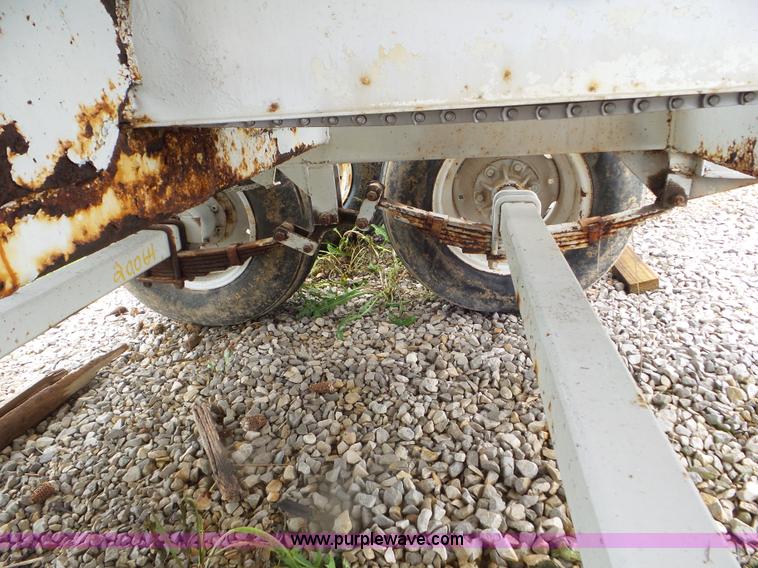 image for item CC9979 2005 Willmar 500 spreader