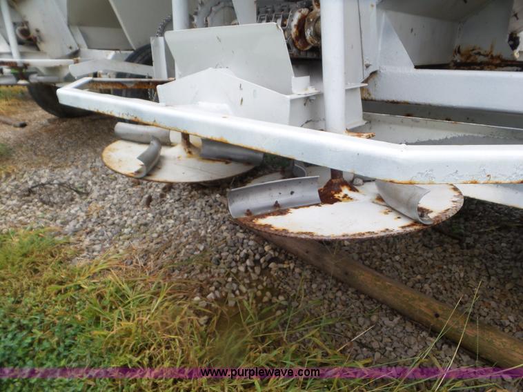 image for item CC9979 2005 Willmar 500 spreader