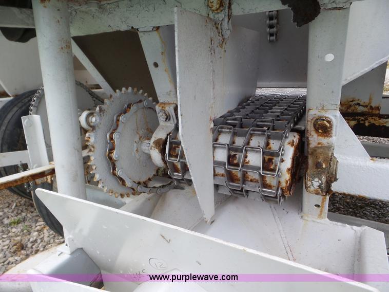 image for item CC9979 2005 Willmar 500 spreader