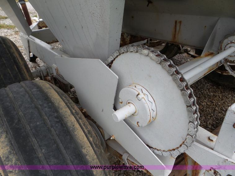 image for item CC9979 2005 Willmar 500 spreader