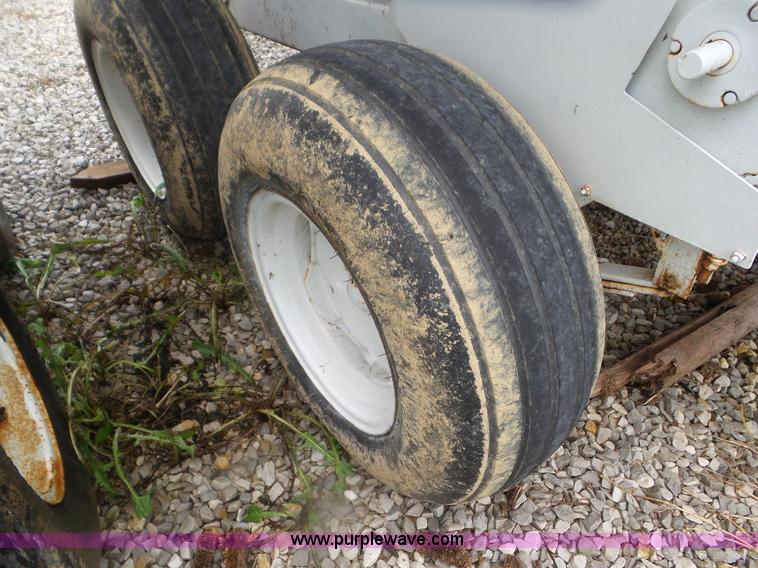 image for item CC9979 2005 Willmar 500 spreader