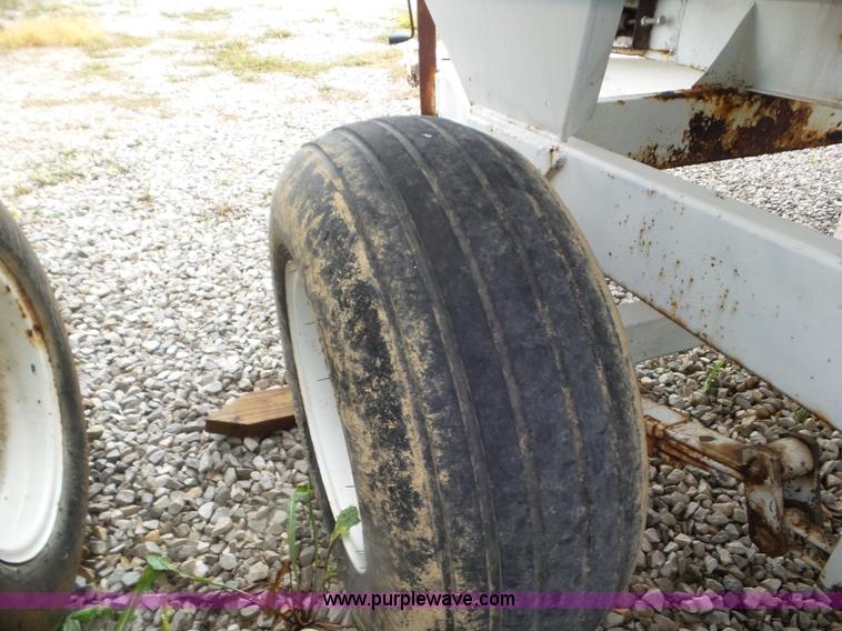 image for item CC9979 2005 Willmar 500 spreader