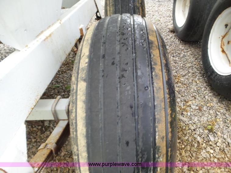 image for item CC9979 2005 Willmar 500 spreader