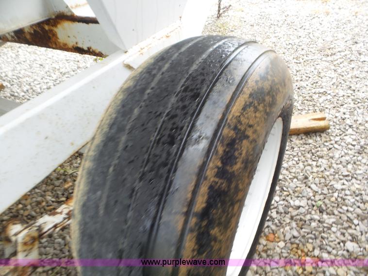 image for item CC9979 2005 Willmar 500 spreader