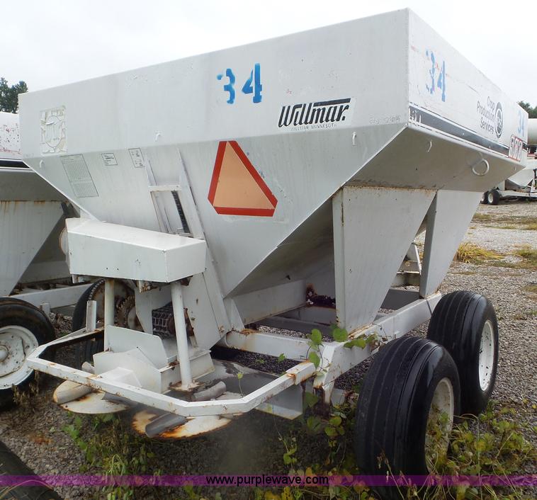 image for item CC9980 2005 Willmar 500 spreader