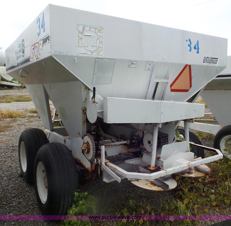 image for item CC9980 2005 Willmar 500 spreader