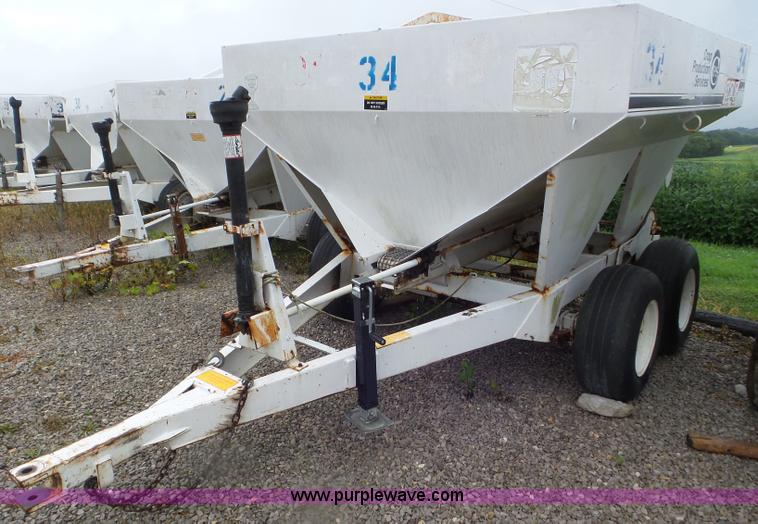 image for item CC9980 2005 Willmar 500 spreader