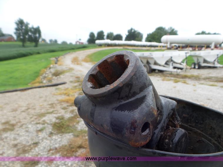 image for item CC9980 2005 Willmar 500 spreader