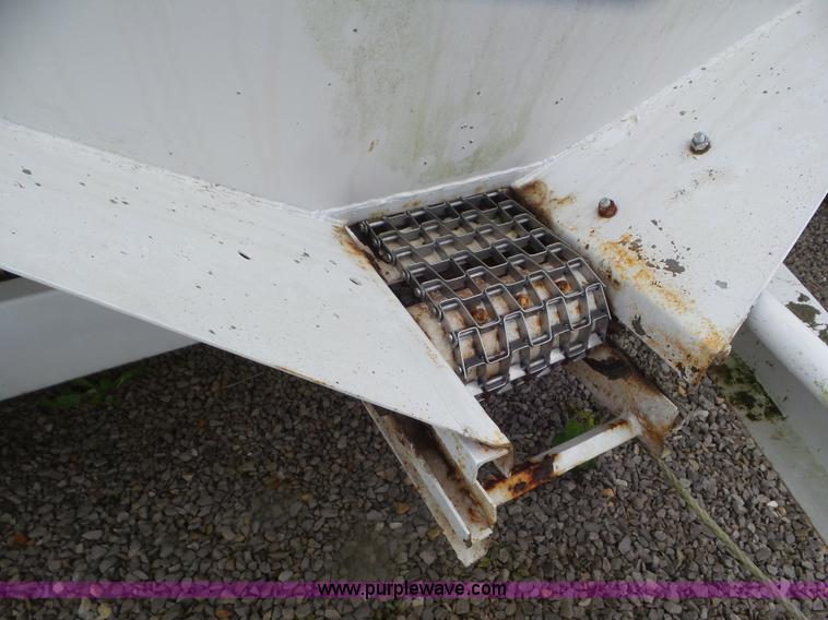 image for item CC9980 2005 Willmar 500 spreader