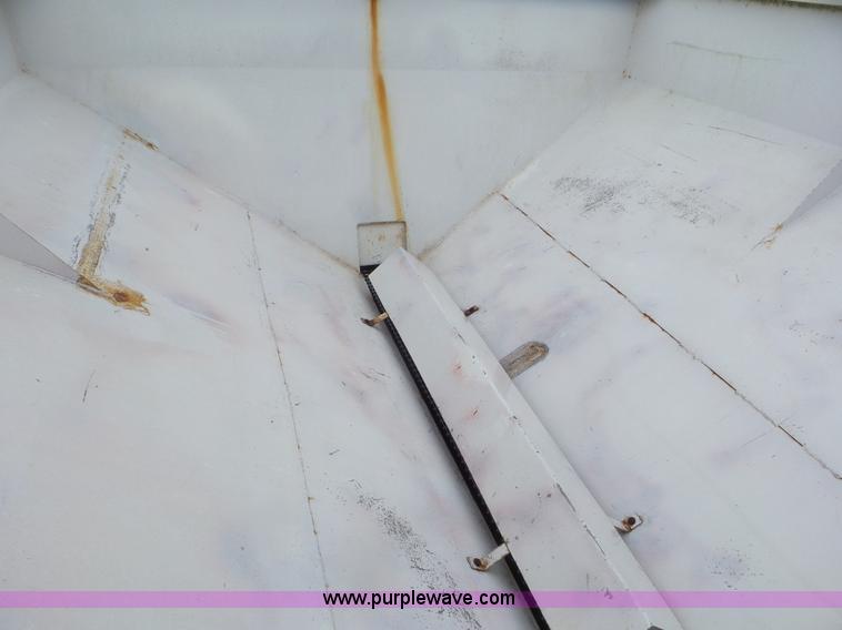 image for item CC9980 2005 Willmar 500 spreader