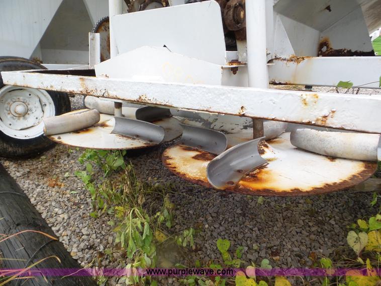 image for item CC9980 2005 Willmar 500 spreader