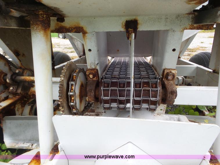 image for item CC9980 2005 Willmar 500 spreader