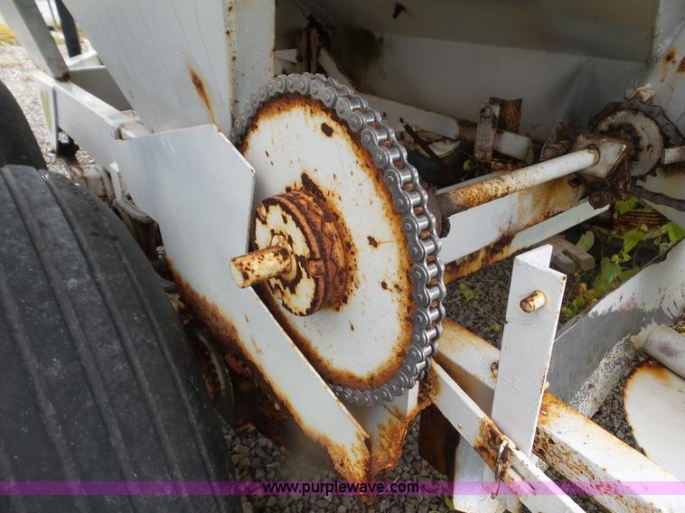 image for item CC9980 2005 Willmar 500 spreader