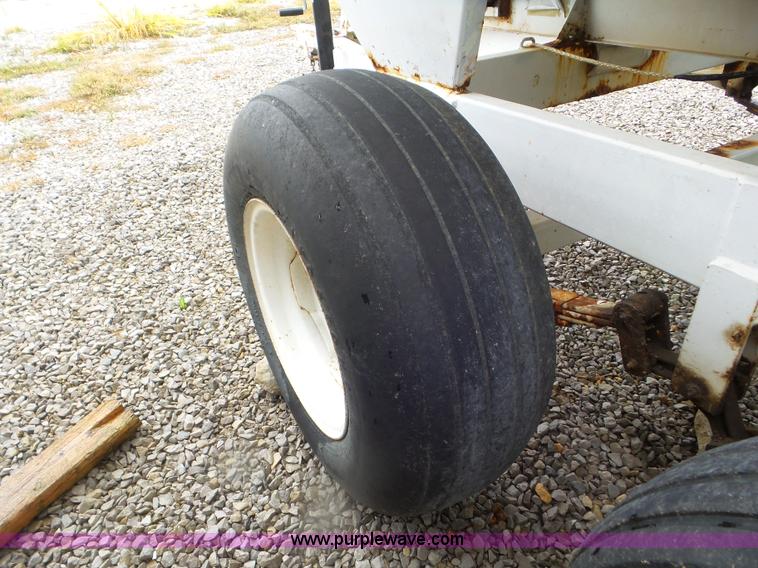 image for item CC9980 2005 Willmar 500 spreader