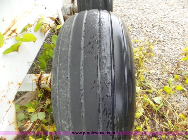 image for item CC9980 2005 Willmar 500 spreader