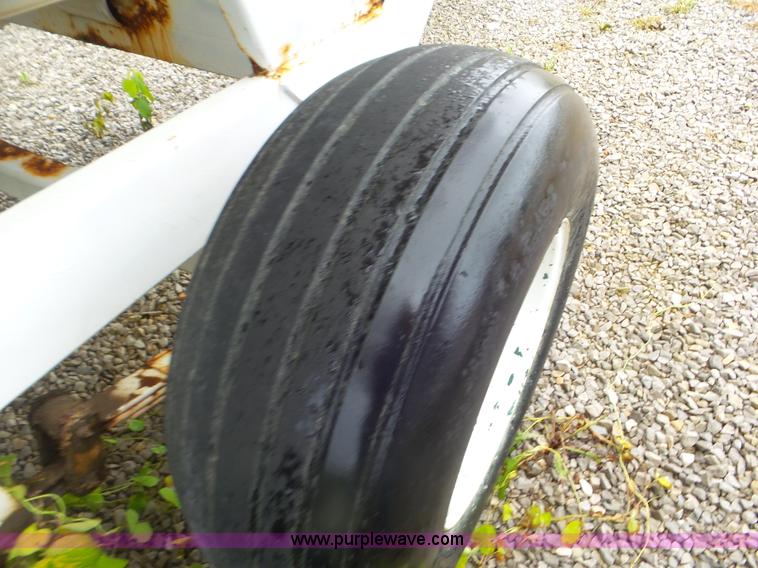 image for item CC9980 2005 Willmar 500 spreader