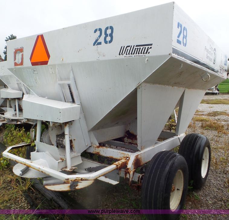 image for item CC9981 2005 Willmar 500 spreader