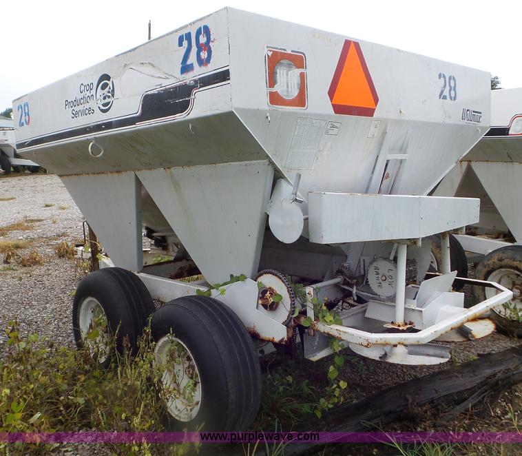 image for item CC9981 2005 Willmar 500 spreader