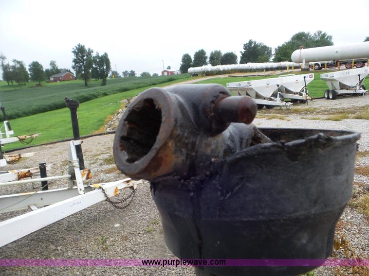 image for item CC9981 2005 Willmar 500 spreader