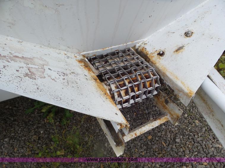 image for item CC9981 2005 Willmar 500 spreader