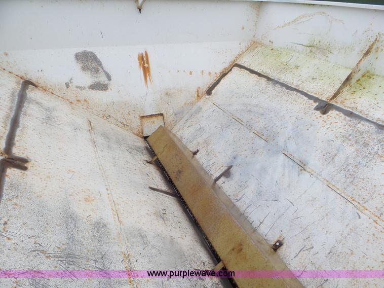 image for item CC9981 2005 Willmar 500 spreader